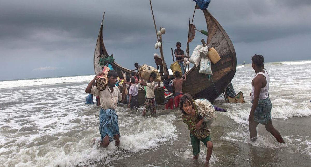 Refugiados rohingya recién llegados desembarcan tras viajar en barco desde Myanmar, en la bahía de Bengala, hasta Cox's Bazar, en Bangladés. | Foto: UNICEF/Patrick Brown