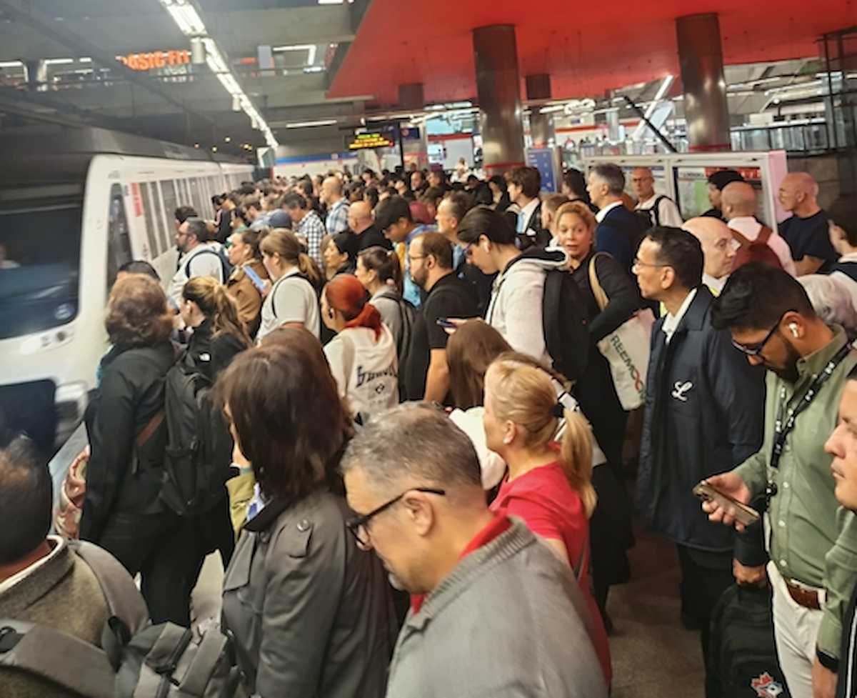 Andenes atestados de una línea de metro en Madrid, este miércoles 1 de octubre a primera hora.