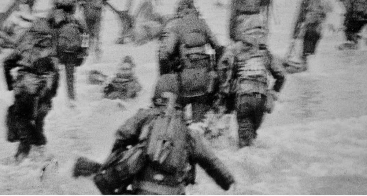Algunas de sus imágenes son hoy parte de la memoria colectiva, como aquellas captadas en la guerra. | Foto: The American troops land on Omaha Beach on D-Day, Normandy, France, June 6, 1944 ©Robert Capa/Centro Internacional de Fotografía/Magnum Photos