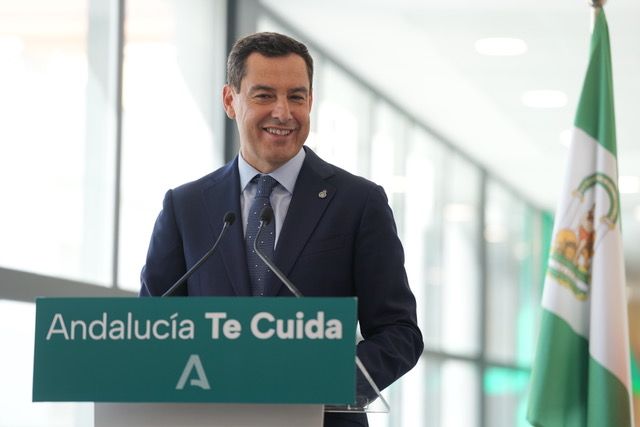 Moreno Bonilla, sonríe, este jueves durante la inauguración de unas obras en dos centros de salud de Torremolinos y Fuengirola, en Málaga.