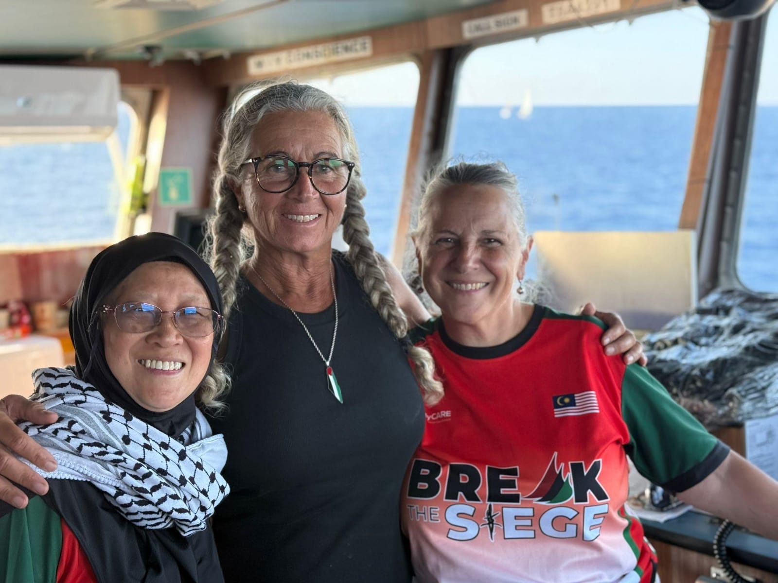 Asunción (drcha.) junto a dos mujeres excepcionales, nuestra Capitana Madleen y la Dra. Fauziah de Malaya.