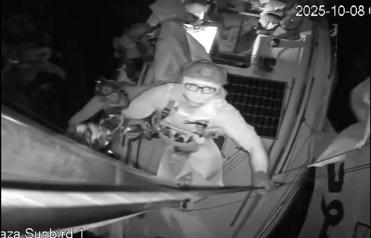Una captura de un vídeo difundido por la Flotilla de la Libertad que muestra el abordaje por parte del ejército israelí del barco 'Gaza Sunbird', en la madrugada de este miércoles.
