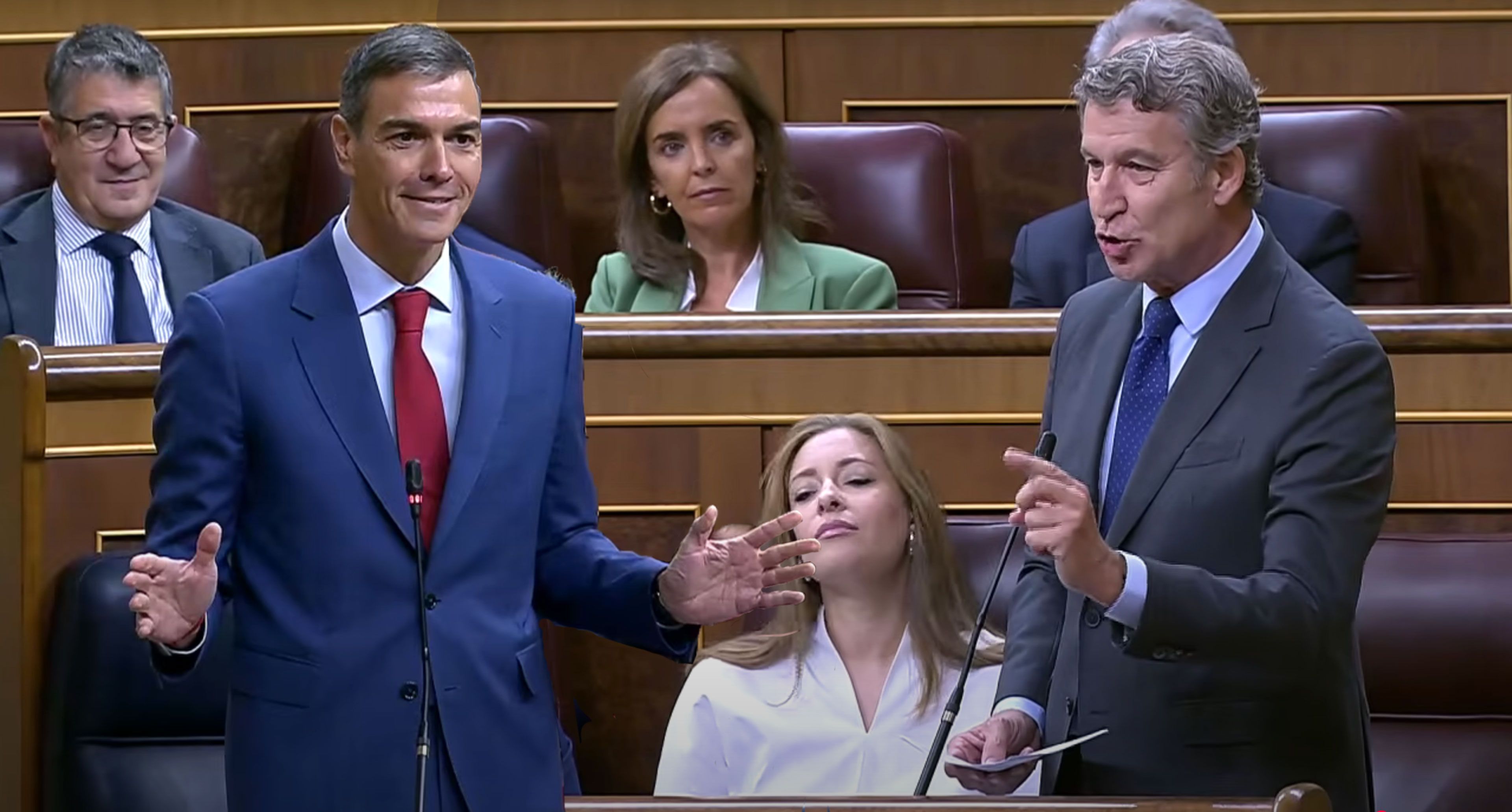 Pedro Sánchez y Alberto Núñez Feijóo en la sesión de control de esta mañana en el Congreso