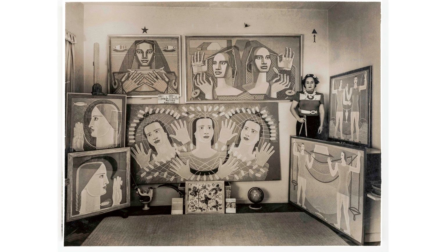Maruja Mallo en su estudio de Buenos Aires con su serie La Religión del trabajo, 1939. Maruja Mallo en su estudio de Buenos Aires con su serie La Religión del trabajo, 1939.