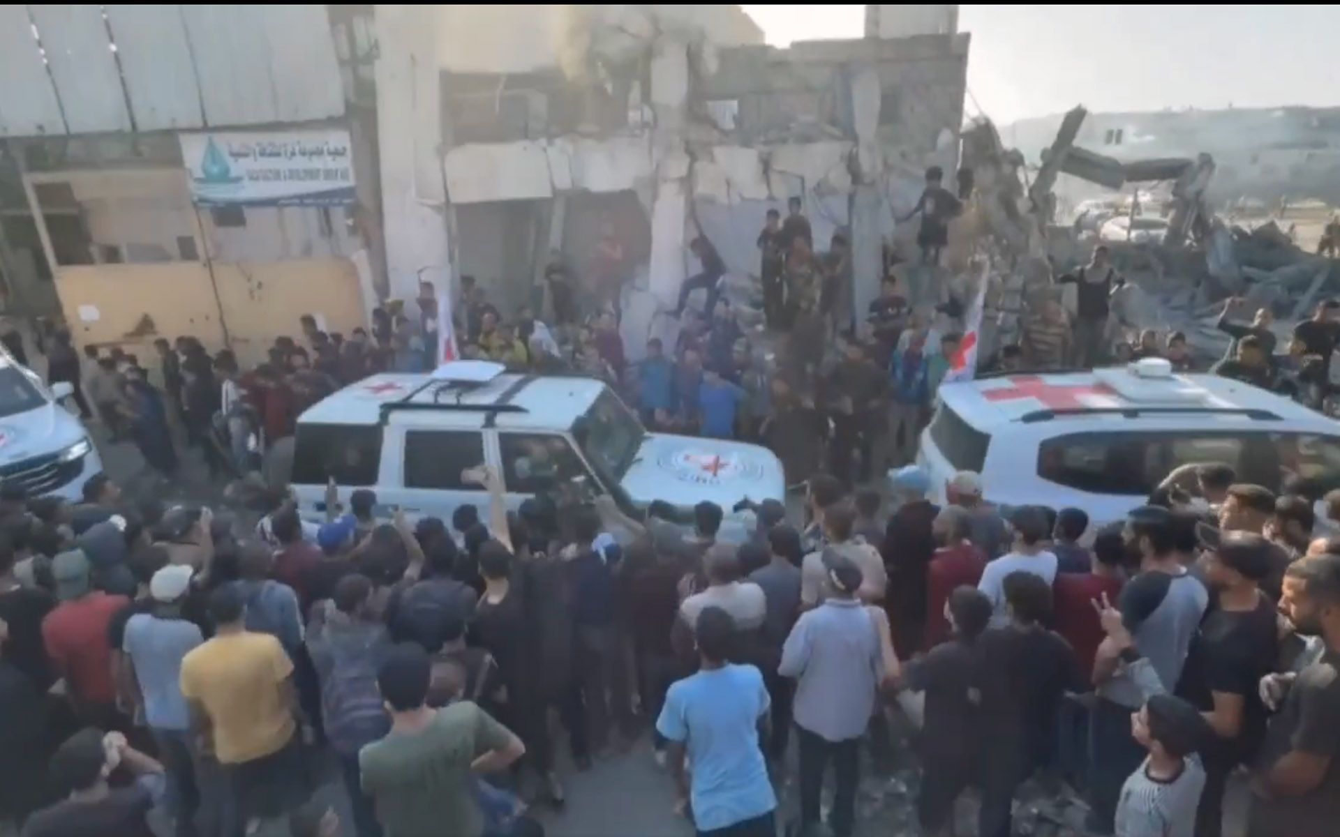 Los rehenes israelíes liberados por Hamás en vehículos de la Cruz Roja, este lunes en Ciudad de Gaza, en una captura de vídeo.