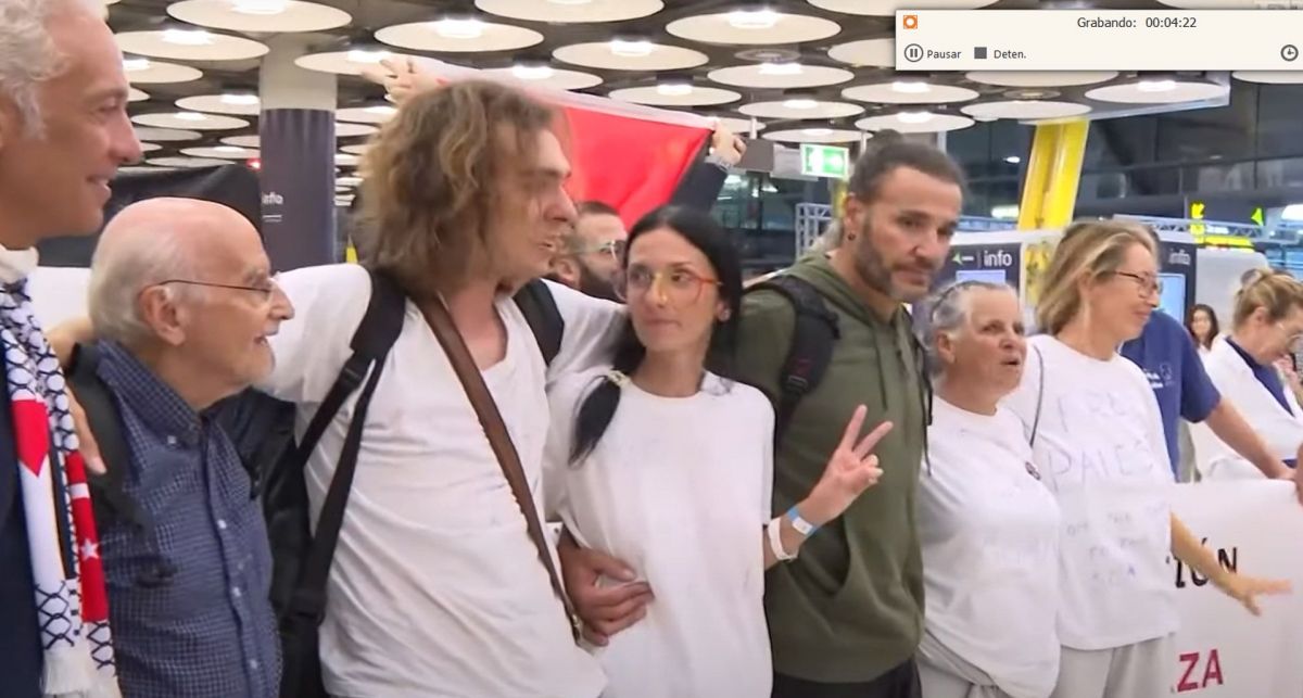 Loa activistas de la Flotilla de la libertad regresan a España tras ser retenidos por Israel Loa activistas de la Flotilla de la libertad regresan a España tras ser retenidos por Israel