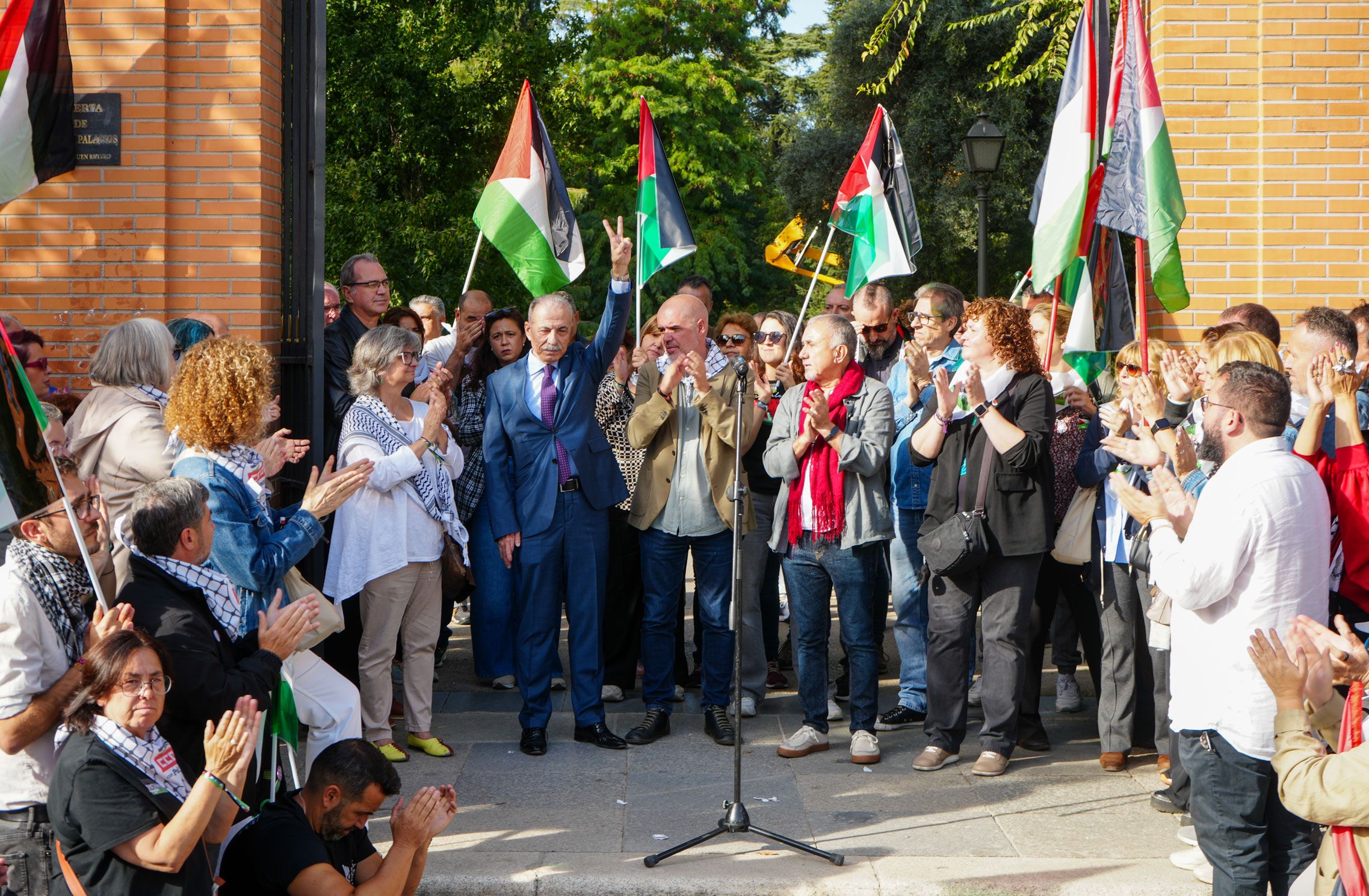 El embajador de Palestina en la concentración contra el genocidio en Palestina en el Hospital Niño Jesús. Foto Agustín Millán El embajador de Palestina en la concentración contra el genocidio en Palestina en el Hospital Niño Jesús. Foto Agustín Millán