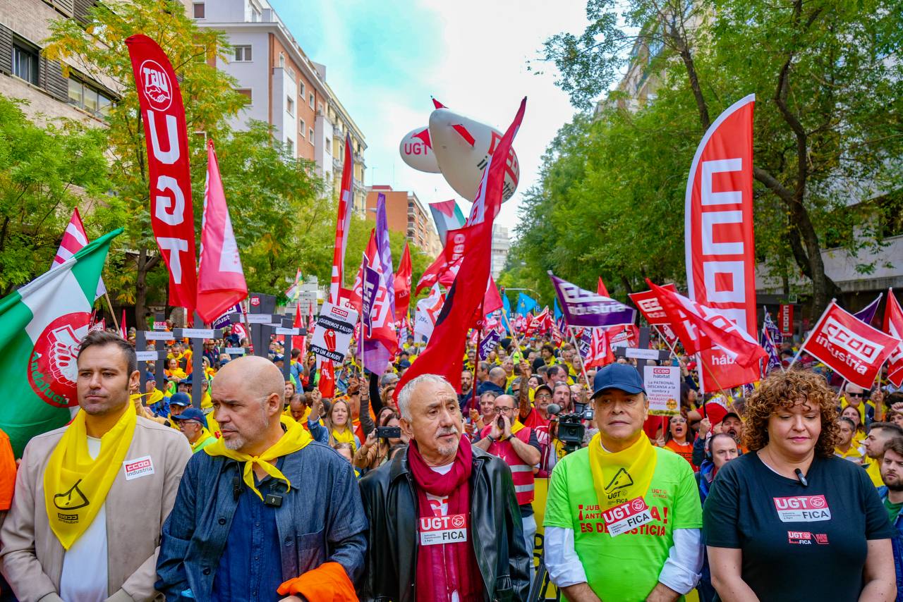 UGT y CCOO se concentraron este jueves ante la sede de la CEOE para denunciar las alarmantes cifras de siniestralidad laboral en España, foto Agustín Millán