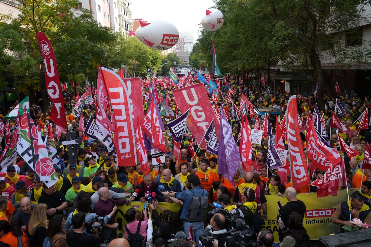 UGT y CCOO se concentraron este jueves ante la sede de la CEOE para denunciar las alarmantes cifras de siniestralidad laboral en España, foto Agustín Millán UGT y CCOO se concentraron este jueves ante la sede de la CEOE para denunciar las alarmantes cifras de siniestralidad laboral en España, foto Agustín Millán
