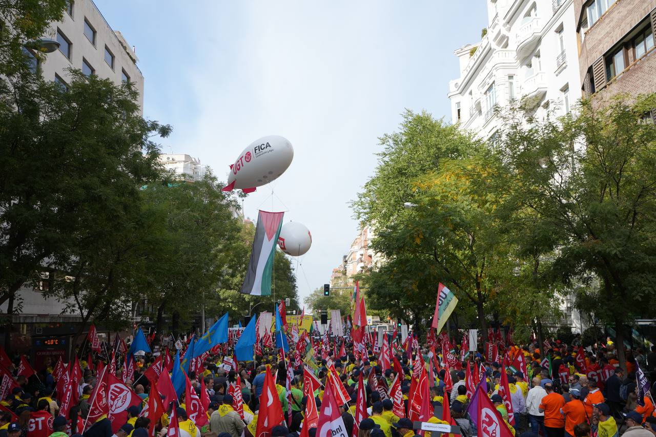 UGT y CCOO se concentraron este jueves ante la sede de la CEOE para denunciar las alarmantes cifras de siniestralidad laboral en España, foto Agustín Millán UGT y CCOO se concentraron este jueves ante la sede de la CEOE para denunciar las alarmantes cifras de siniestralidad laboral en España, foto Agustín Millán