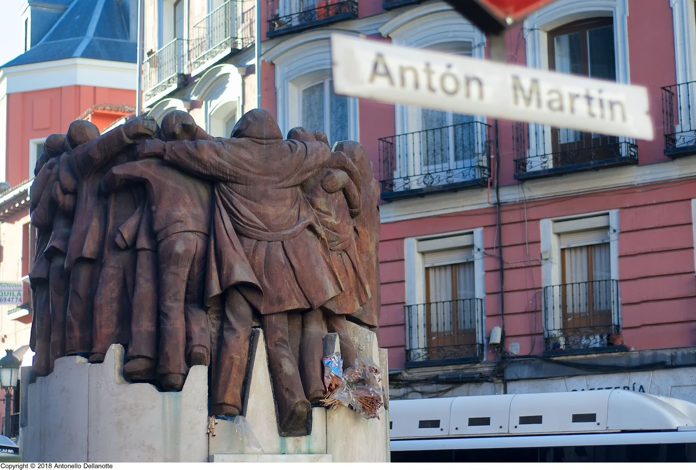 Escultura de "El Abrazo" en Antón Martín en Madrid, frente a la sede del despacho de Atocha 55