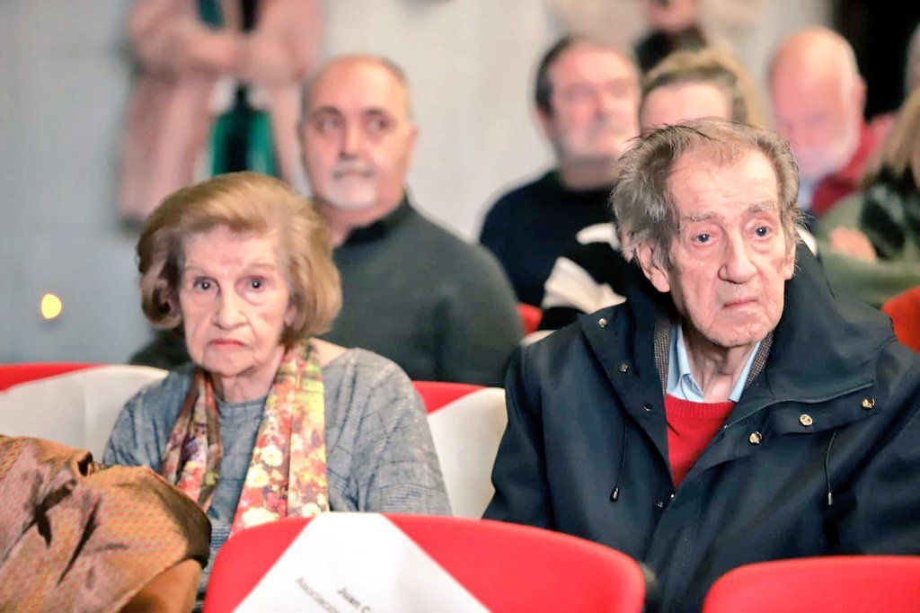 A la izquierda Pilar Bueno Ocaña, esposa de Julio y también abogada laboralista en el despacho de Atocha.  A la derecha Julio Rodriguez. Ambos en el auditorio de  CCOO en el último homenaje a los abogados de Atocha celebrado en enero de este año (2025).