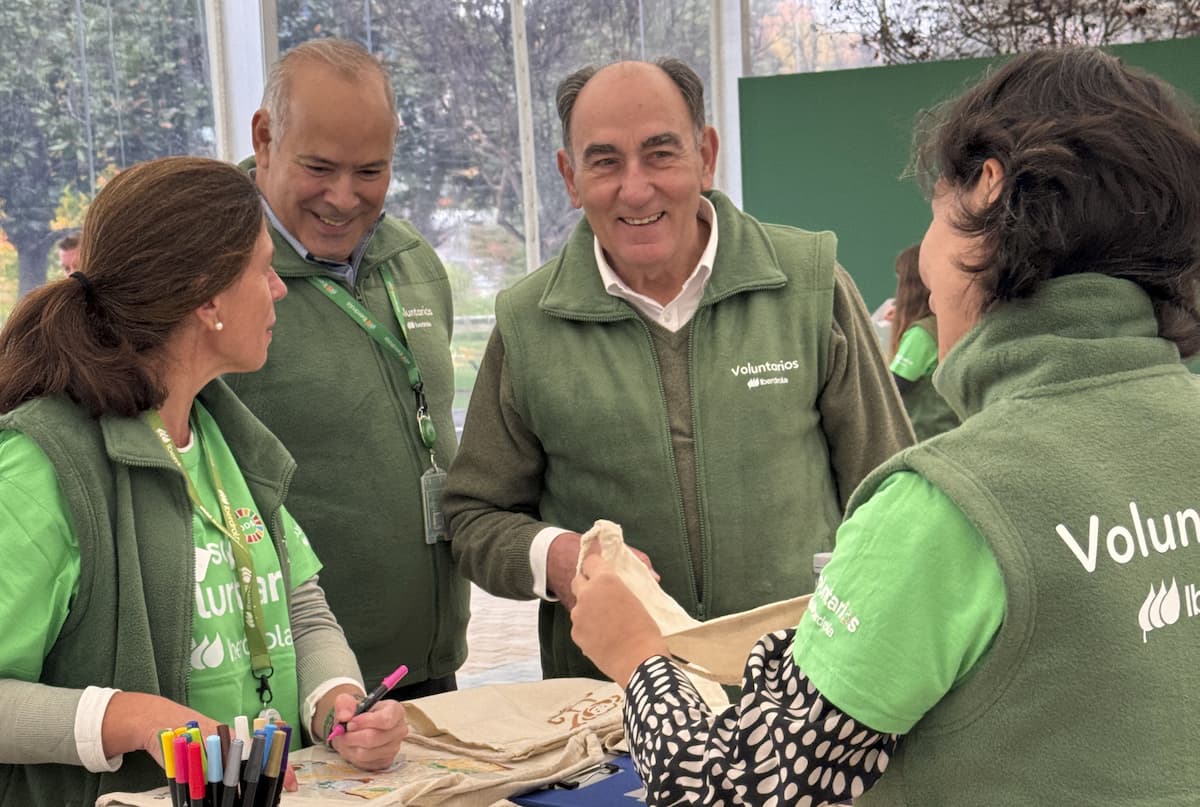 el presidente de Iberdrola Ignacio Galan junto a voluntarios de la compañía
