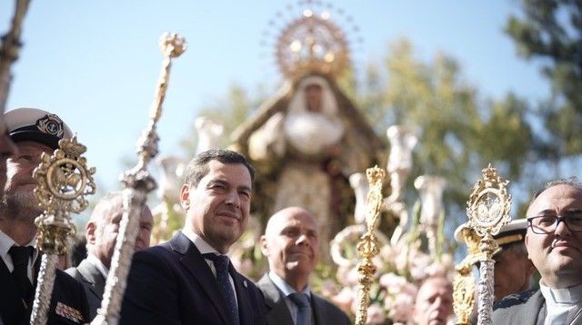 Moreno Bonilla ofreció una ofrenda floral a la Virgen de la Esperanza de Triana a su paso por el Palacio de San Telmo, este sábado.