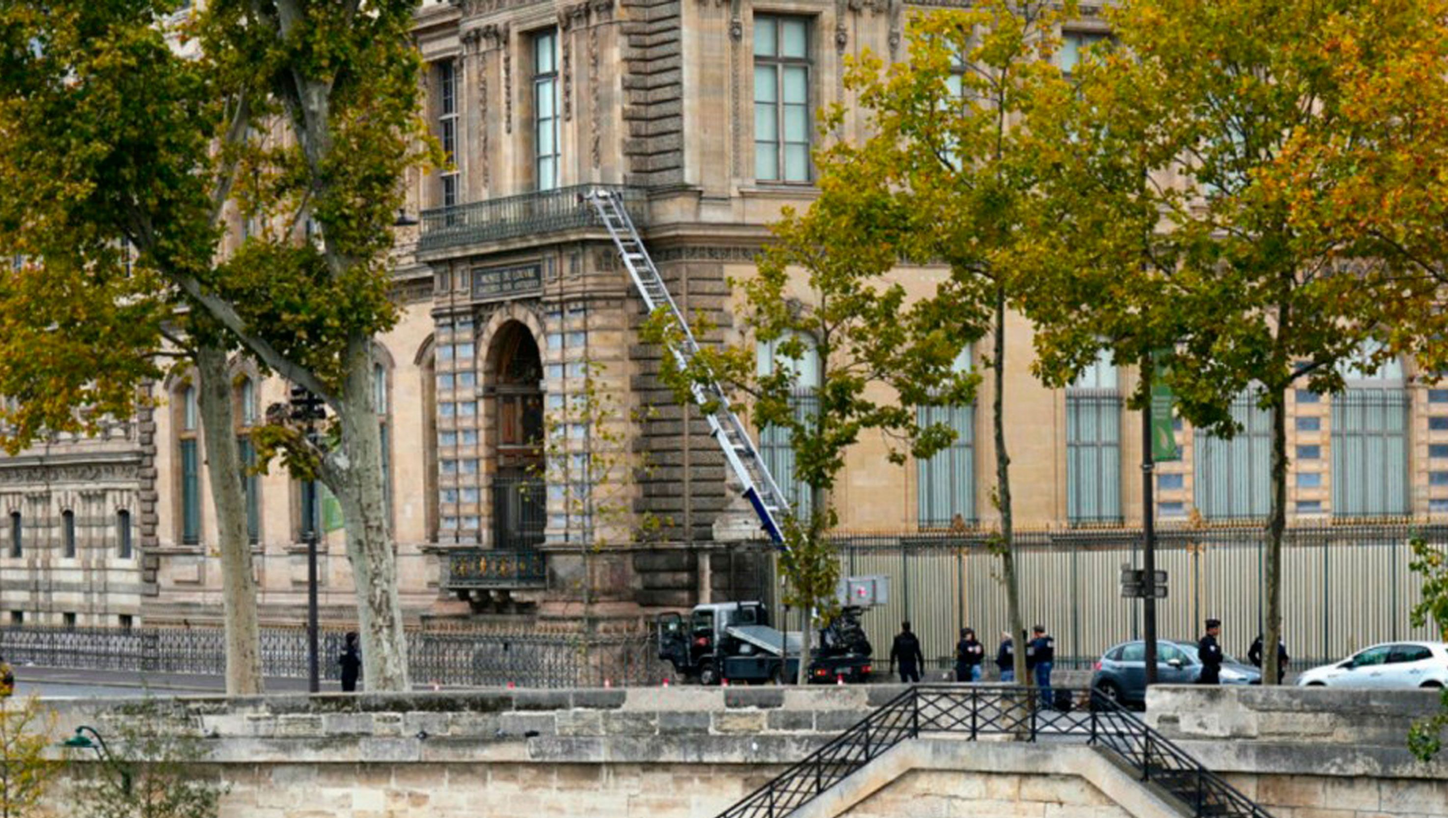 Lugar por donde entraron los ladrones en el Louvre