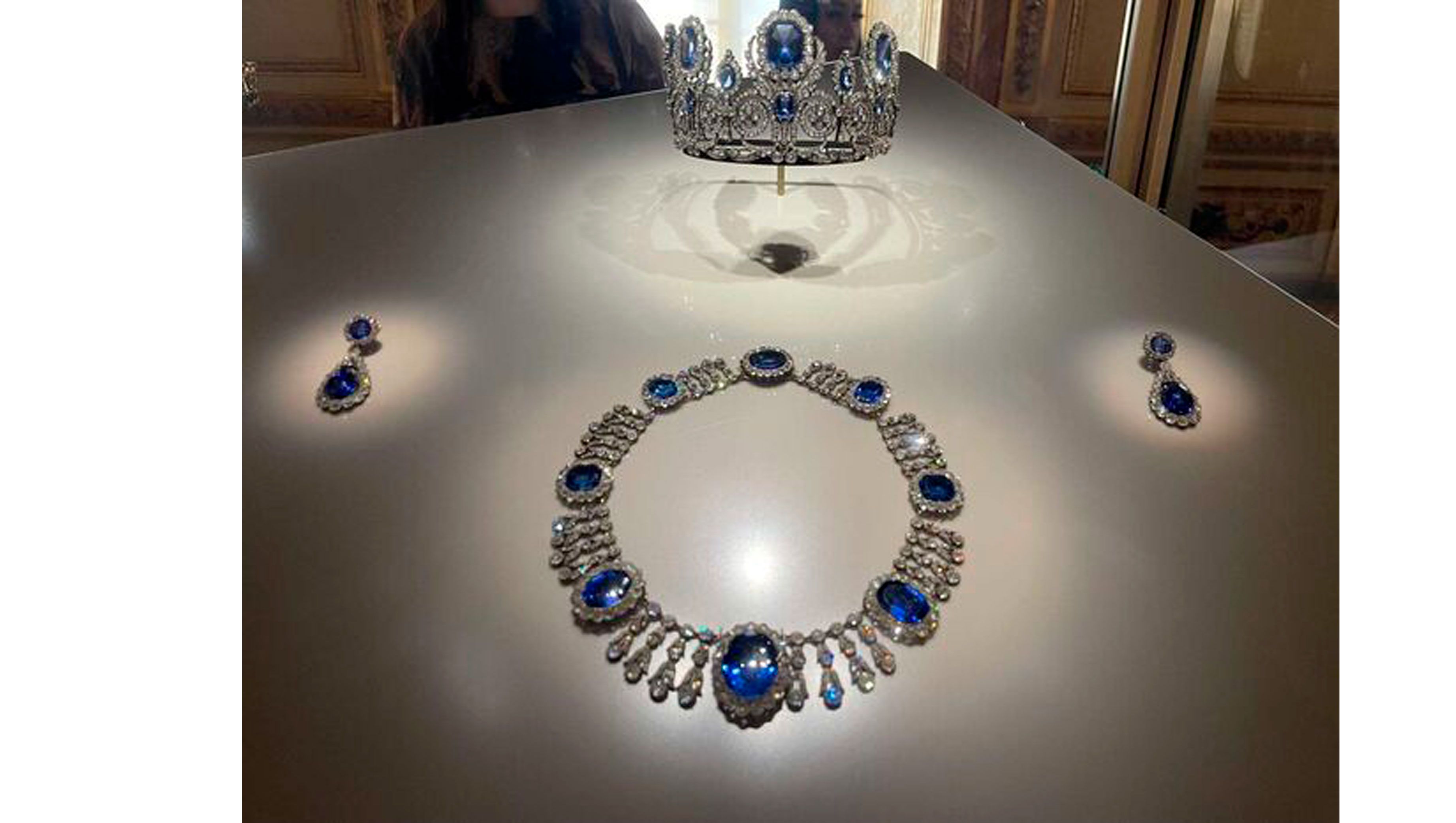 El collar de la reina Marie Amélie y la reina Hortense exhibió en septiembre de 2024, en la galería de Apollo. El collar de la reina Marie Amélie y la reina Hortense exhibió en septiembre de 2024, en la galería de Apollo.