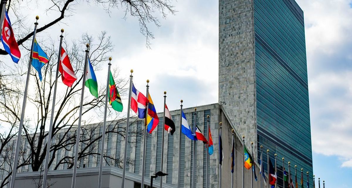 El edificio de la Secretaría con las banderas de los Estados miembros en primer plano, en la sede de la ONU, en Nueva York. | Foto: ONU/Manuel Elias