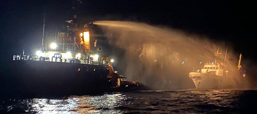 El ejercito de Israel lanza chorros de agua a presión sobre la cubierta del barco Conscience El ejercito de Israel lanza chorros de agua a presión sobre la cubierta del barco Conscience