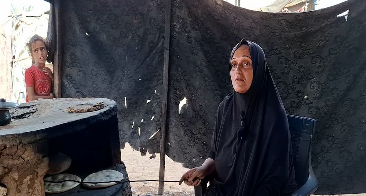 Una mujer, entre las muchas víctimas de los desplazamientos en Gaza, que regenta un horno improvisado. | Foto: ONU