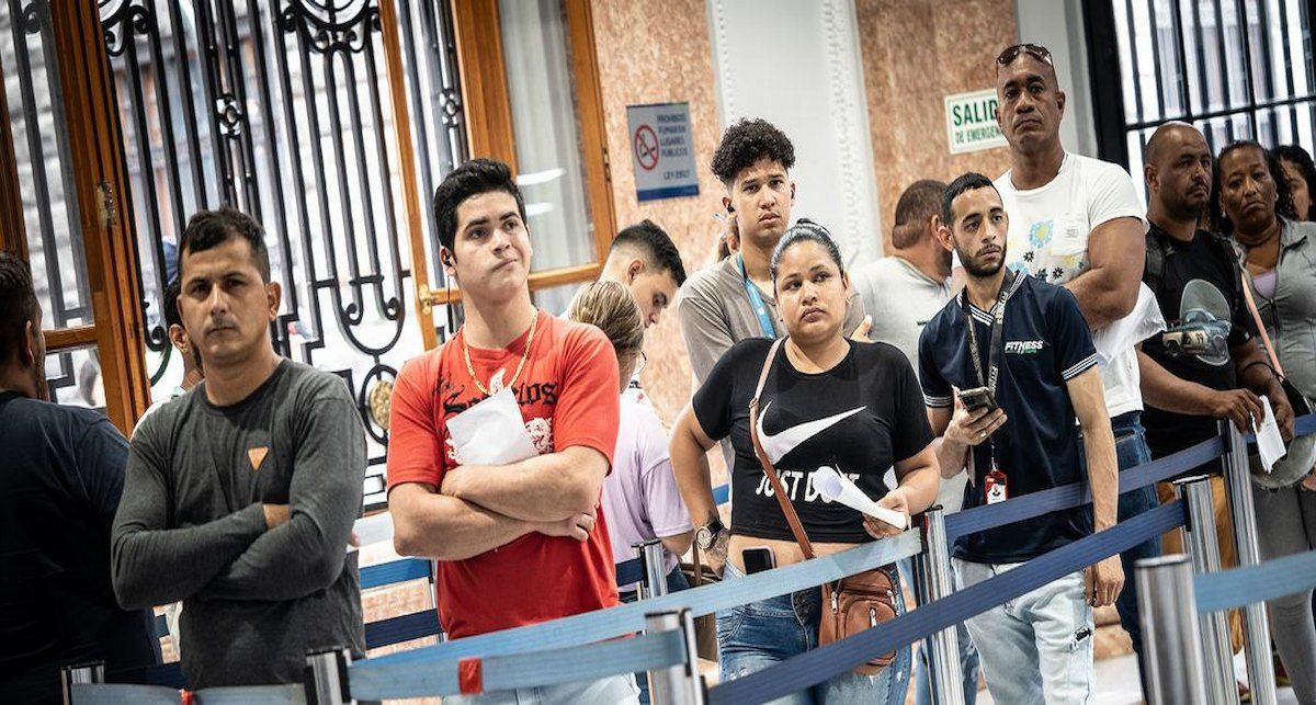 Venezolanos hacen cola en la oficina de migración de Lima, Perú. | Foto: OIM/Gema Cortés Venezolanos hacen cola en la oficina de migración de Lima, Perú. | Foto: OIM/Gema Cortés