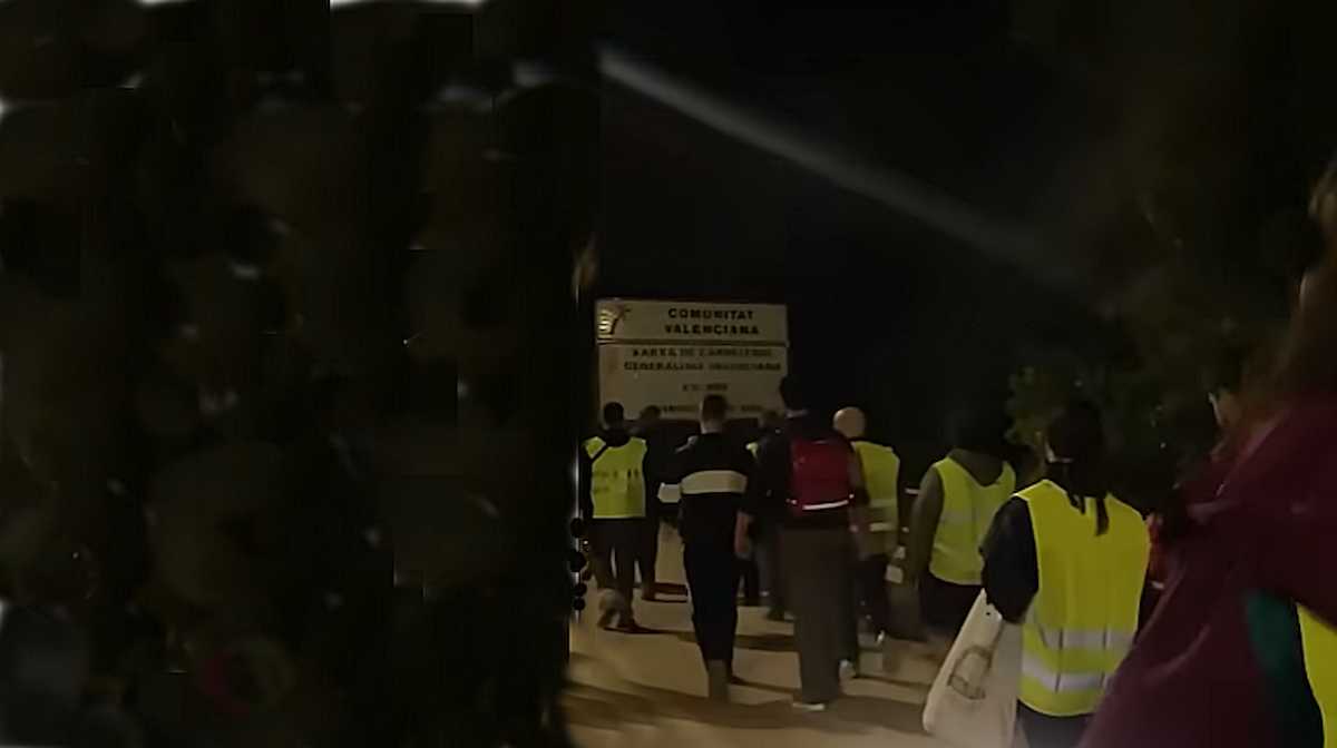 Patrullas vecinales organizadas tras la riada de Valencia Patrullas vecinales organizadas tras la riada de Valencia