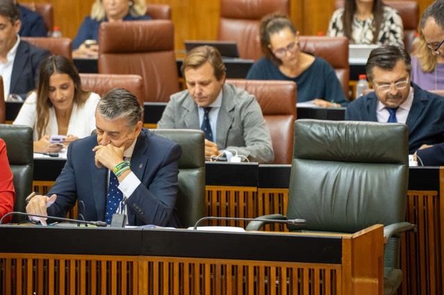 Antonio Sanz, cuarto consejero de Sanidad de Moreno Bonilla, este miércoles en el pleno monográfico dedicado al estado de la sanidad pública andaluza. A su lado, el sillón vacío del presidente.