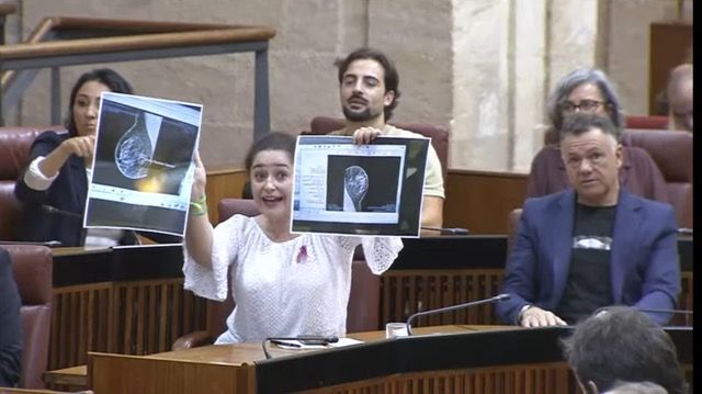 La portavoz de Por Andalucía, Inmaculada Nieto, este jueves, en el pleno parlamentario mostrando las mamografías supuestamente manipuladas de Anabel. La portavoz de Por Andalucía, Inmaculada Nieto, este jueves, en el pleno parlamentario mostrando las mamografías supuestamente manipuladas de Anabel.