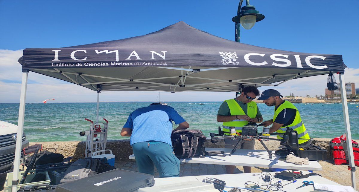Investigadores del ICMAN CSIC preparando un dron para sobrevolar La Caleta (Cádiz). | Foto: ICMAN-CSIC Investigadores del ICMAN CSIC preparando un dron para sobrevolar La Caleta (Cádiz). | Foto: ICMAN-CSIC