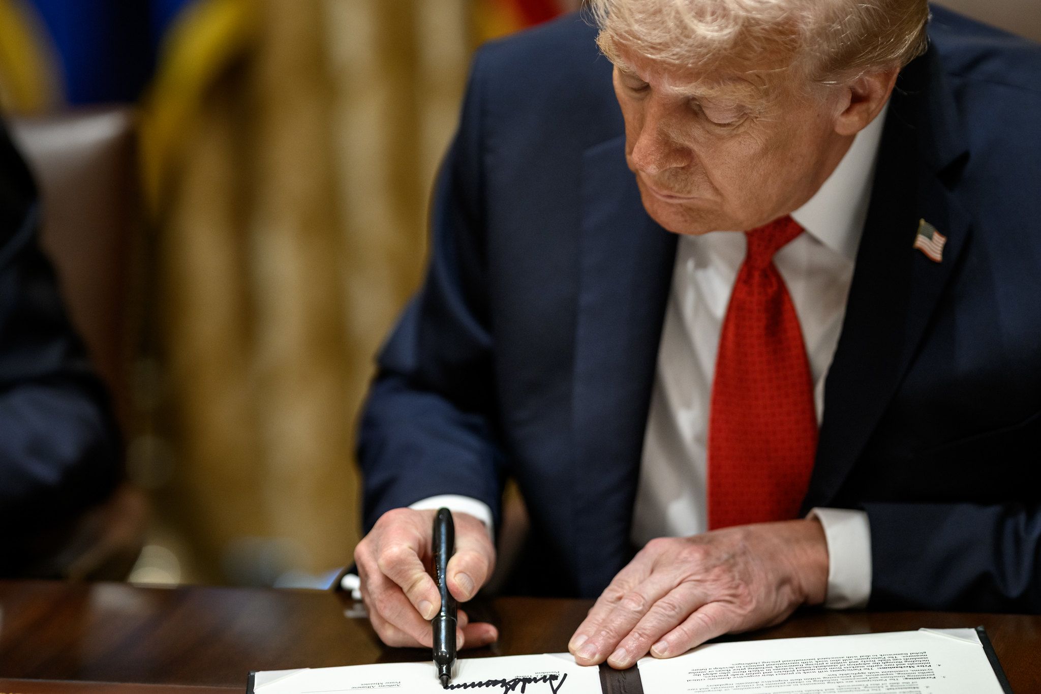 Trump firma uno de sus decretos. Trump firma uno de sus decretos.