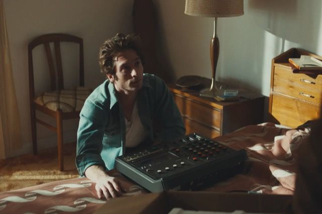 Jeremy Allen White, caracterizado como Bruce Springsteen, junto a la grabadora de cuatro pistas donde grabó ‘Nebraska’.