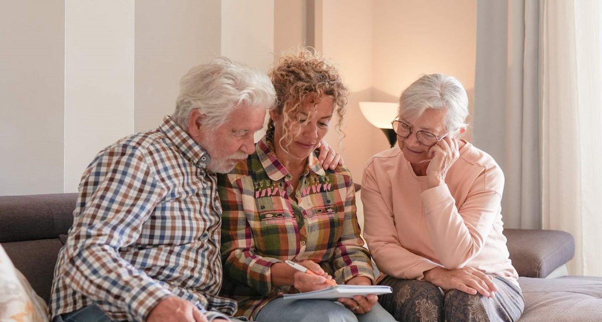 Los pactos asistenciales o acuerdos (a menudo notariales) mediante los que una persona mayor o en situación de dependencia establece con familiares o terceros un compromiso de cuidado a cambio de patrimonio, como puede ser la cesión de un inmueble o de ahorros.