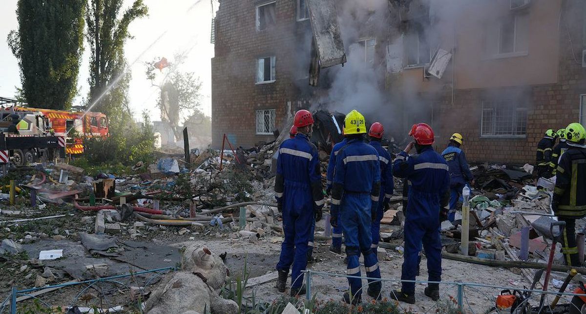Bomberos combatiendo un incendio en los escombros de un edificio destruido en Kiev durante un ataque de las fuerza rusas el 28 de agosto de 2025. | Foto: UNICEF/Oleksii Filippov Bomberos combatiendo un incendio en los escombros de un edificio destruido en Kiev durante un ataque de las fuerza rusas el 28 de agosto de 2025. | Foto: UNICEF/Oleksii Filippov