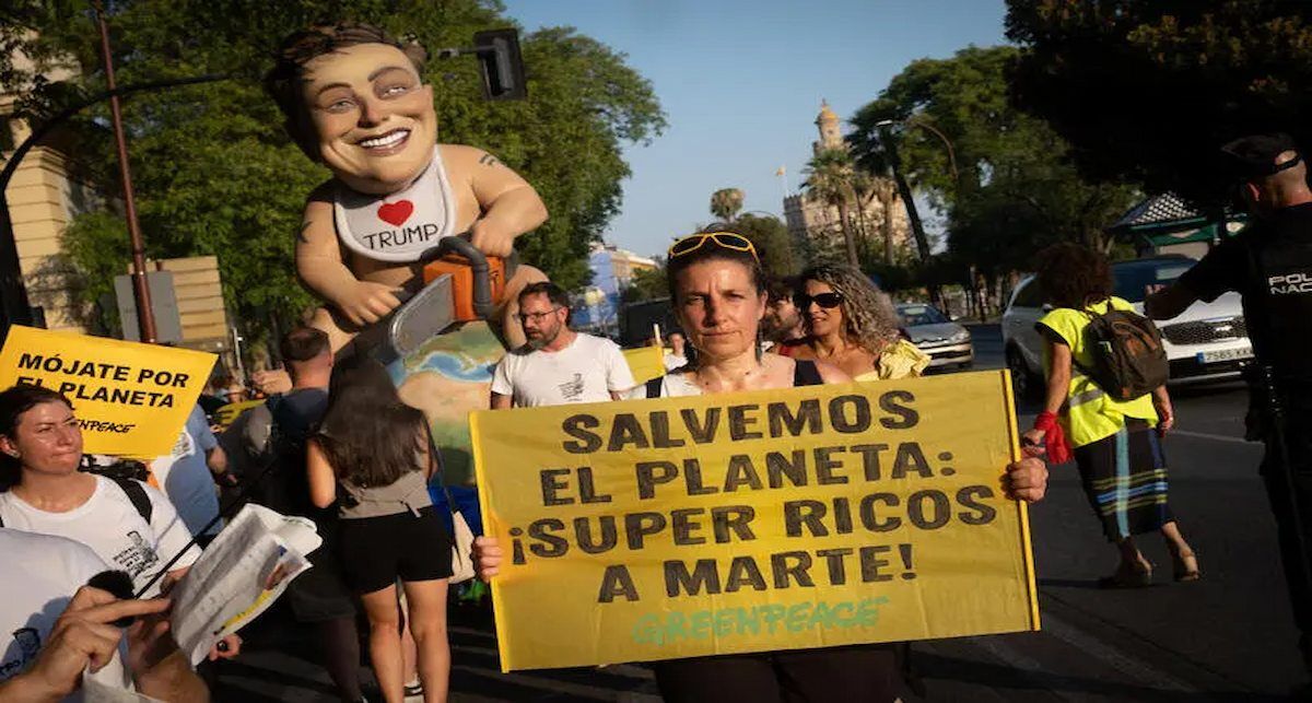 Activistas de Greenpeace, quien ha lanzado el videojuego “El Impuestómetro de los Multimillonarios”.| Foto: Greenpeace
