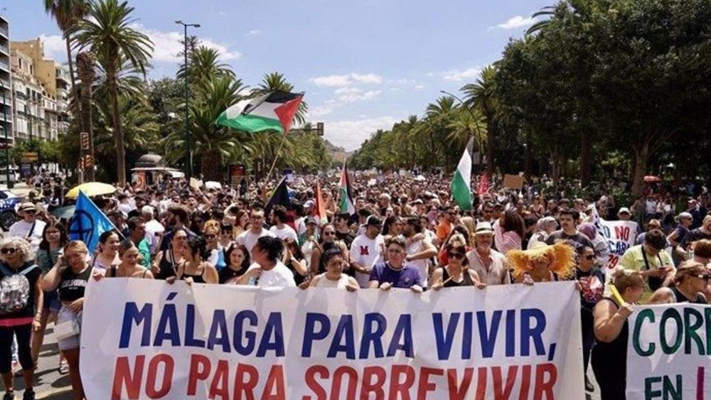 Manifestación en Málaga contra la masificación del turismo descontrolado Manifestación en Málaga contra la masificación del turismo descontrolado