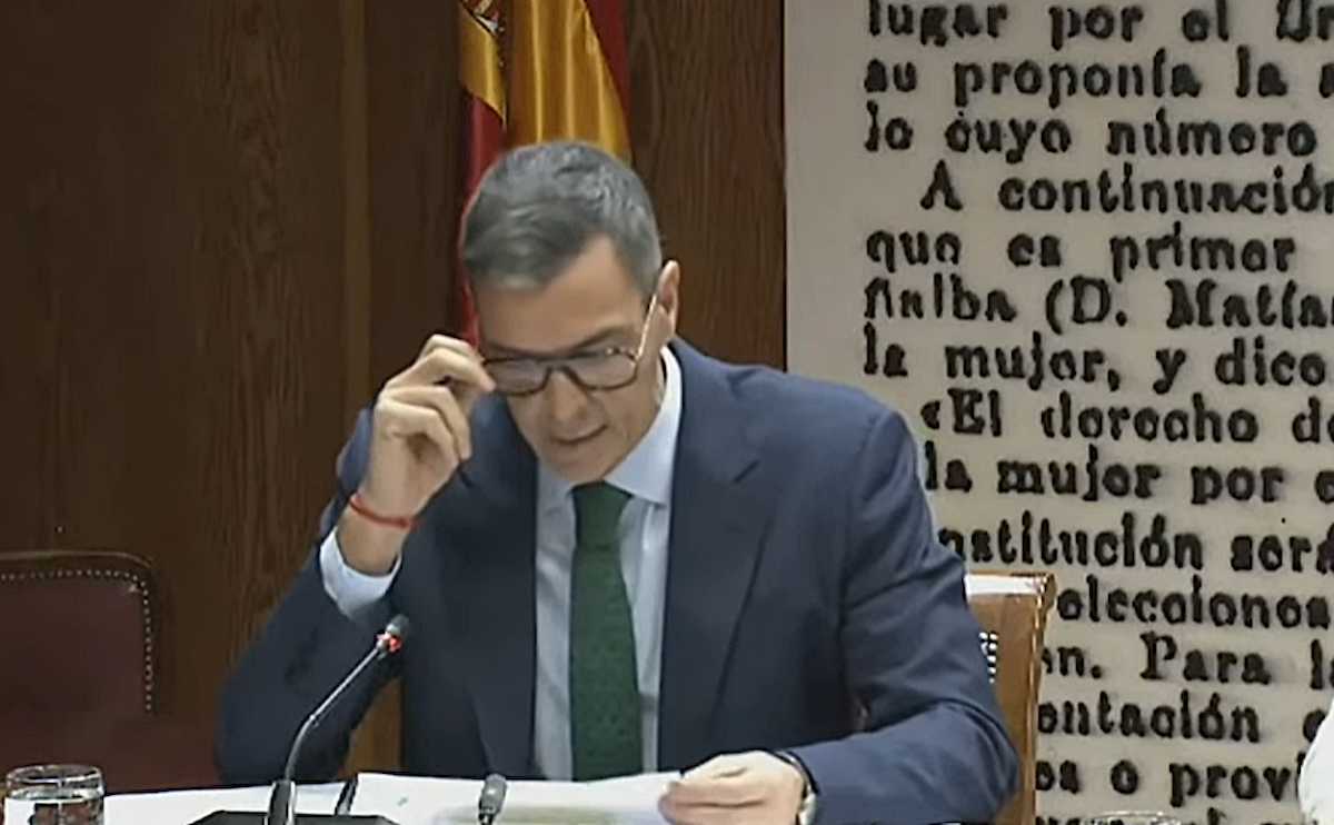 Pedro Sánchez con gafas Dior, durante su comparecencia en el Senado