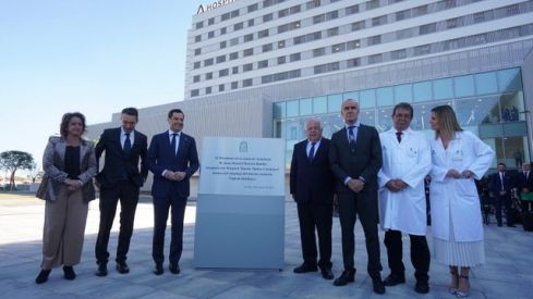 Moreno Bonilla, en marzo de 2023 junto a sus dos primeros consejeros de Salud y el ex gerente del Virgen del Rocío y actual delegado de Sanidad en Sevilla, durante la inauguración del Hospital Muñoz Cariñanos. Moreno Bonilla, en marzo de 2023 junto a sus dos primeros consejeros de Salud y el ex gerente del Virgen del Rocío y actual delegado de Sanidad en Sevilla, durante la inauguración del Hospital Muñoz Cariñanos.