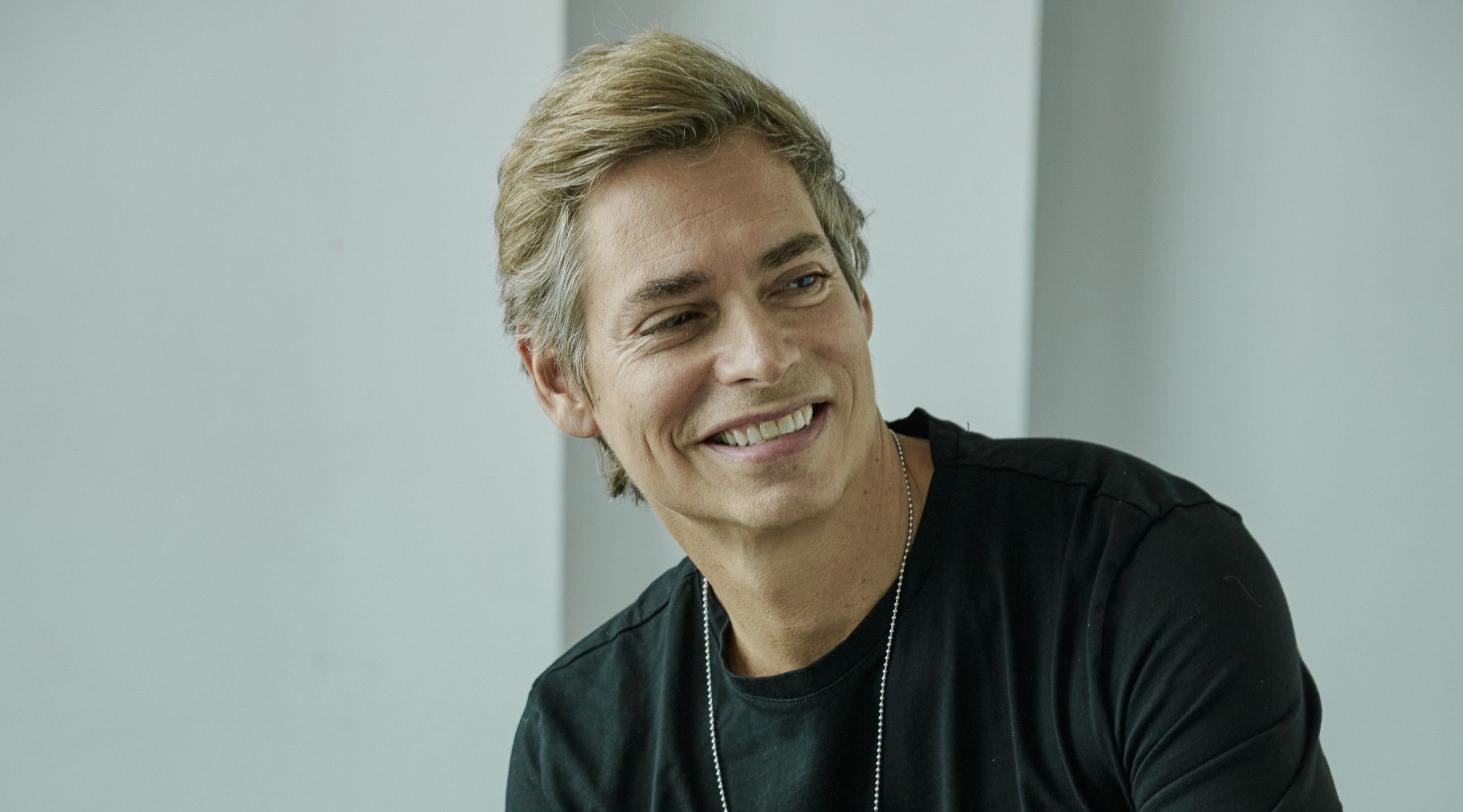 Carlos Baute celebra el amor verdadero con “Quién mejor que tú”