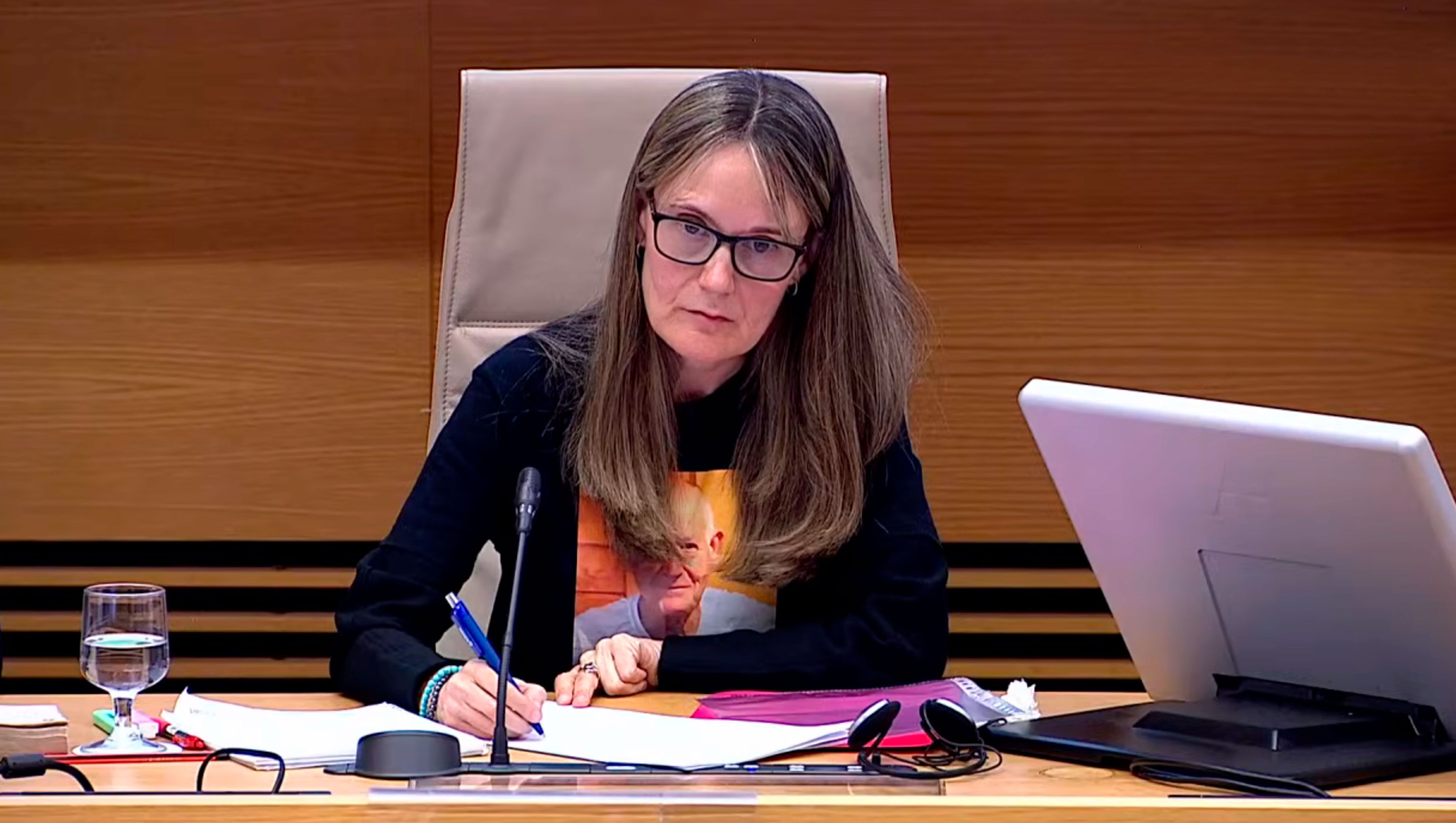 Rosa Álvarez, presidenta de la Asociación de Víctimas Mortales de la dana de Valencia, este martes en la Comisión del Congreso de investigación sobre la gestión de la dana.