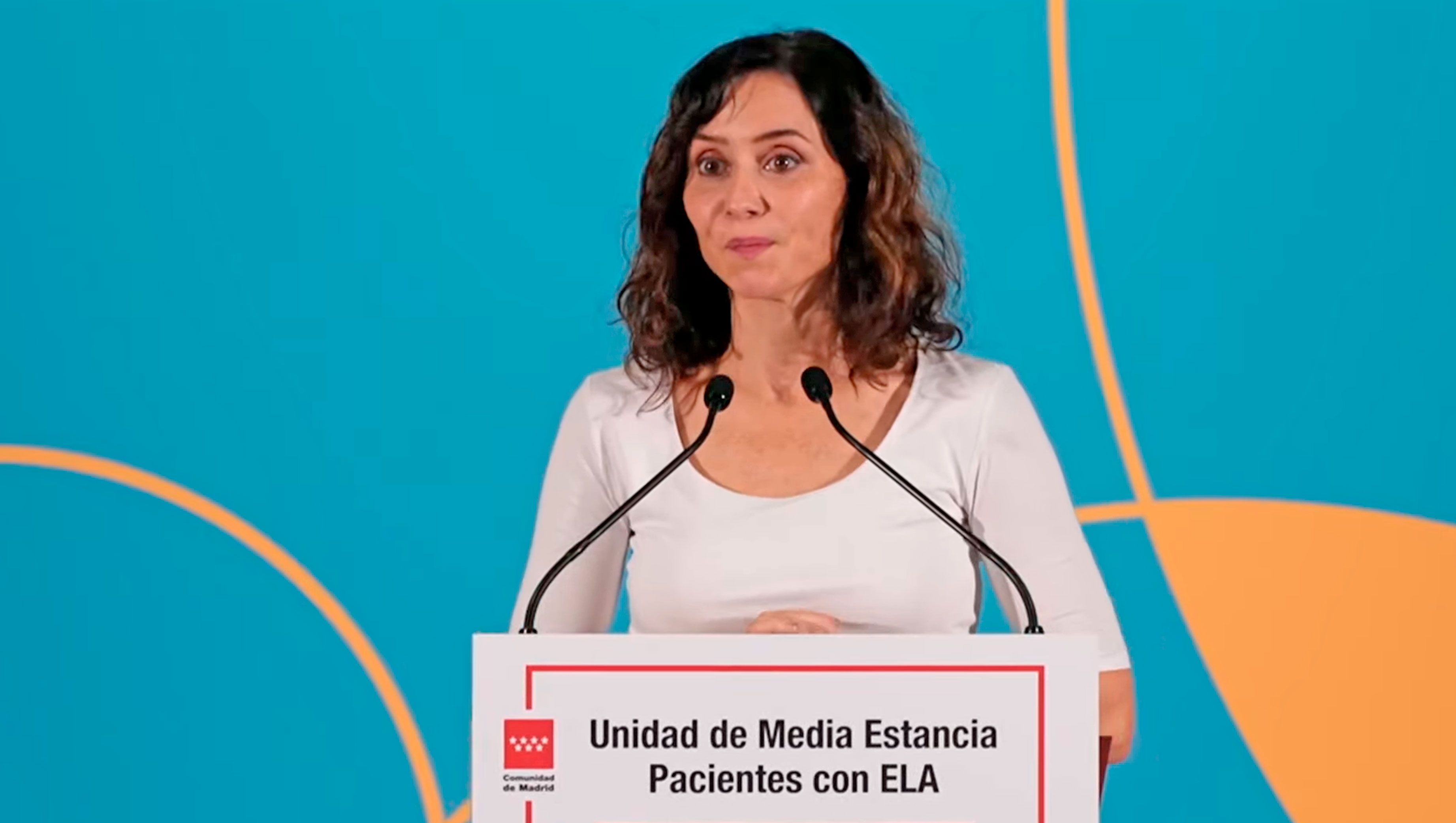 La presidenta de la Comunidad de Madrid, Isabel Díaz Ayuso, hoy, en su visita a la nueva Unidad de Media Estancia para pacientes con ELA en el Hospital público Santa Cristina de la capital