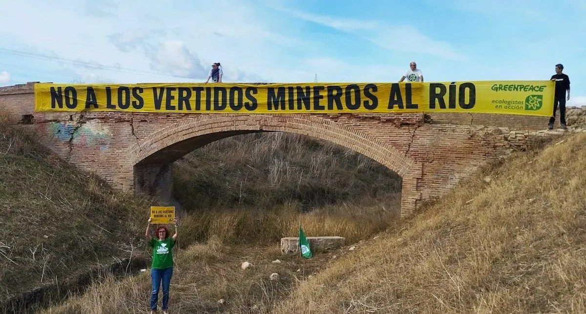 Activistas de Greenpeace y Ecologistas en Acción despliegan pancartas en los puentes del Judío (en Valencina de la Concepción) y de los Vinateros, sobre la Vía Verde de Itálica de Santiponce, para visibilizar su rechazo al proyecto de reapertura de la mina y a la construcción de dicha infraestructura.