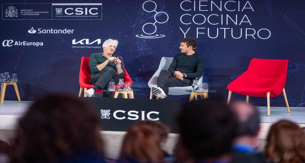 El investigador Juan Luis Arsuaga y el cocinero Eneko Atxa durante su charla sobre ciencia y alta cocina. | Foto: César Hernández (CSIC)