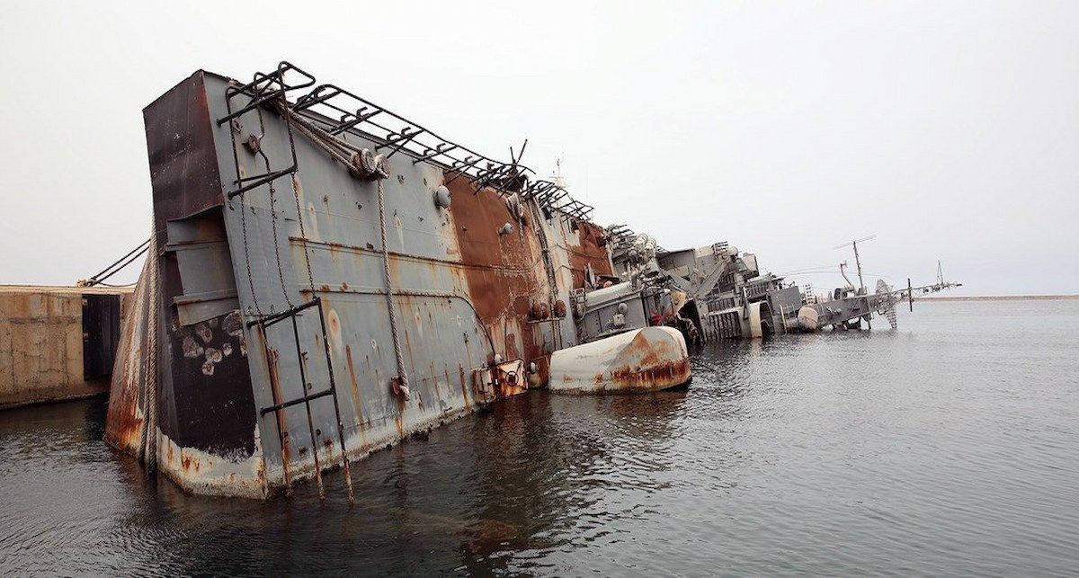 Un buque de guerra destruido en la base naval de Trípoli, en Libia, símbolo del conflicto que sigue en el país. | Foto: UNSMIL/Abel Kavanagh