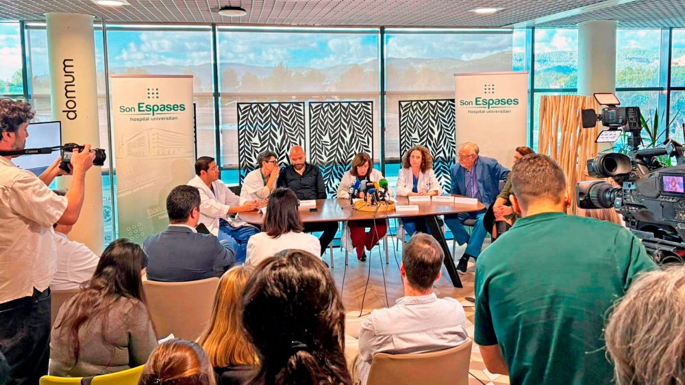 La donación se formalizó esta semana en la Sala Domum de Son Espases, en un acto en el que participaron la directora gerente del hospital, Cristina Granados; la doctora, María Teresa Millán; el doctor José Raúl Arévalo, coordinadores del Equipo ECMO de Baleares; representantes de JoyRon Foundation, y el propio Ebanks, que quiso agradecer “al equipo que me devolvió la vida, su humanidad y su entrega”