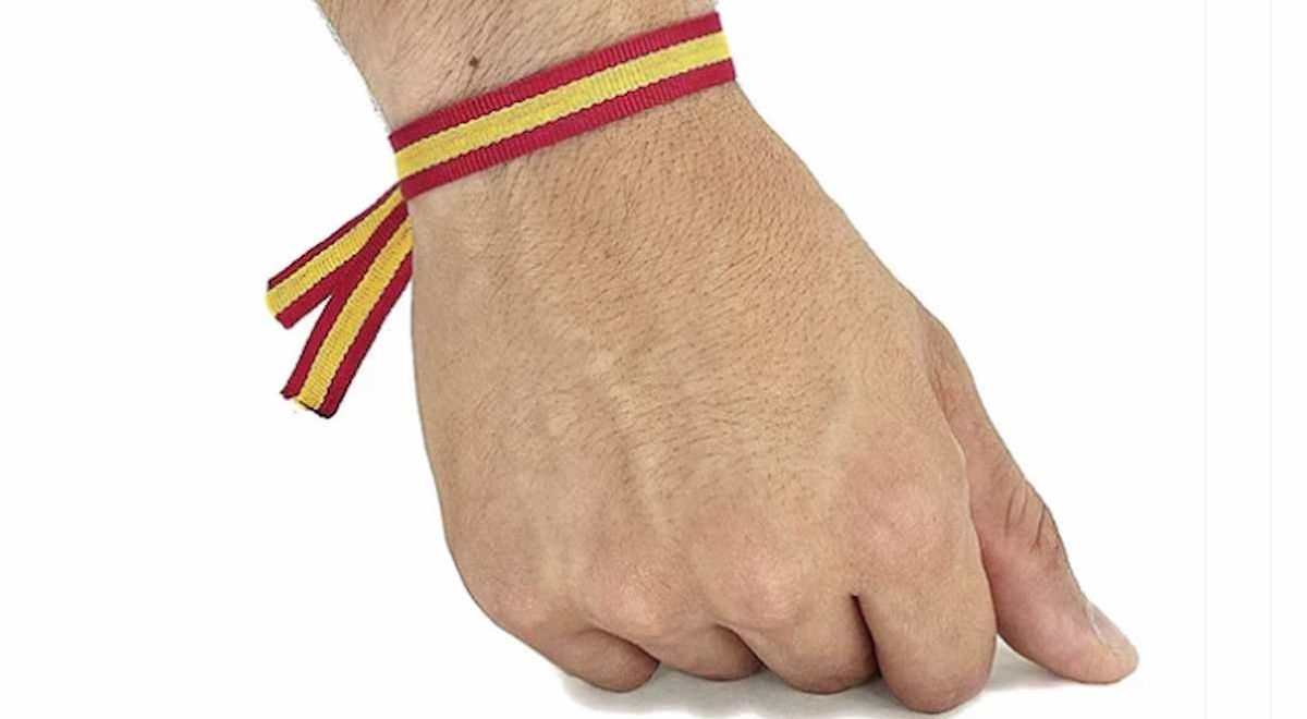 La pulsera con la bandera de España causa furor como artículo político y de moda