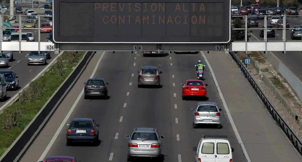 Las organizaciones consideran que el intento de PP también pasa por suprimir la obligación por parte de la DGT de revisar el sistema de distintivos ambientales vigentes para los vehículos con el fin dealinearlos con las emisiones reales y aportar información veraz a los consumidores.