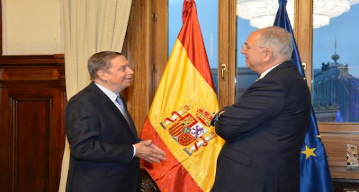 El ministro de Agricultura, Pesca y Alimentación, Luis Planas, y el comisario de Pesca y Océanos, Costas Kadis. | Foto: Pool Moncloa