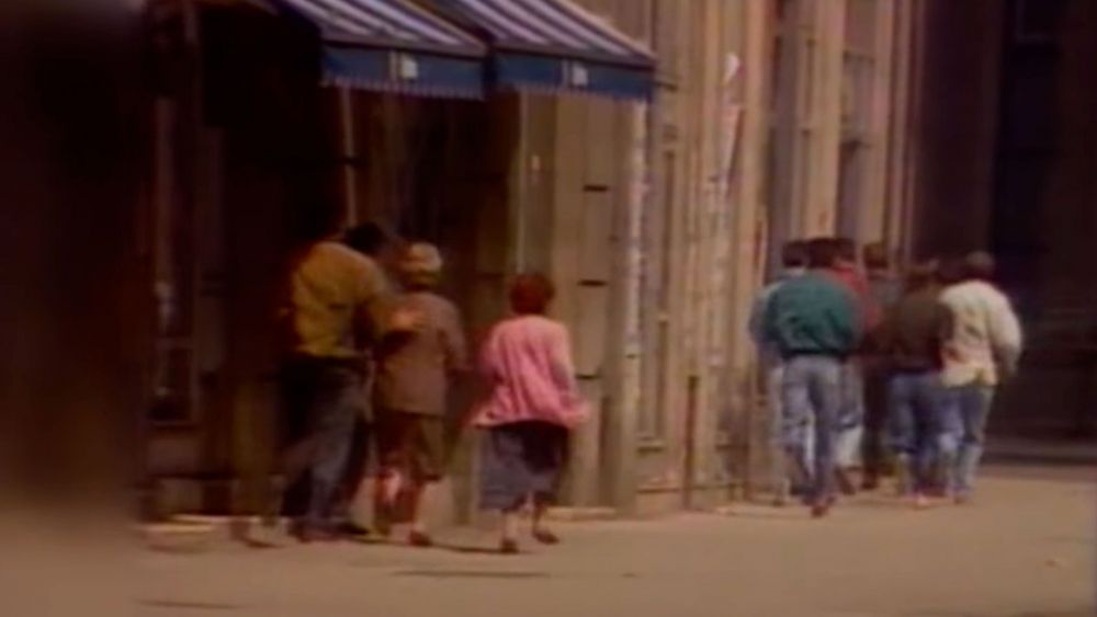 Civiles huyen de los francotiradores en Sarajevo en la guerra de Bosnia Civiles huyen de los francotiradores en Sarajevo en la guerra de Bosnia