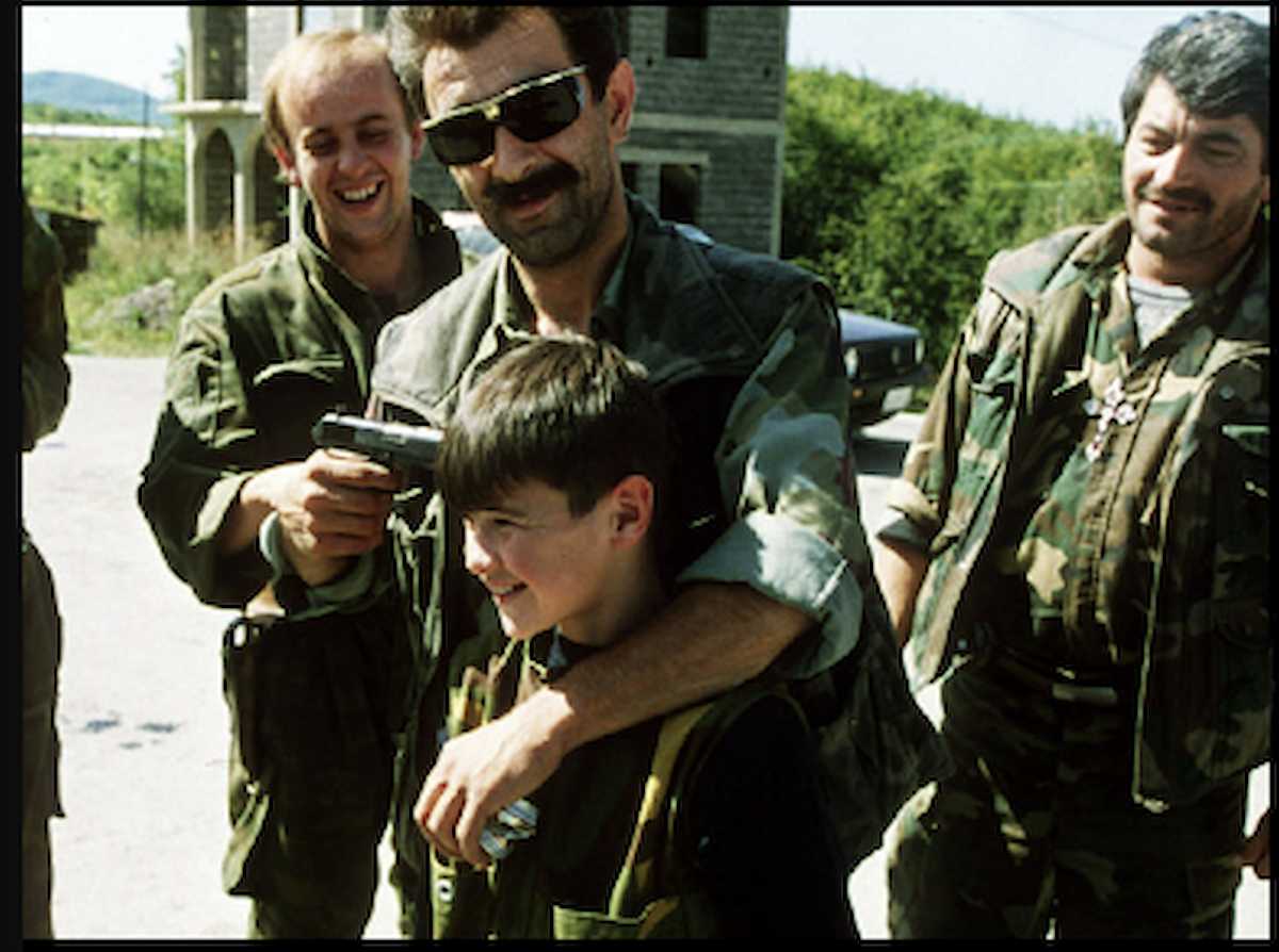 Un soldado apunta a un niño durante la guerra de Bosnia