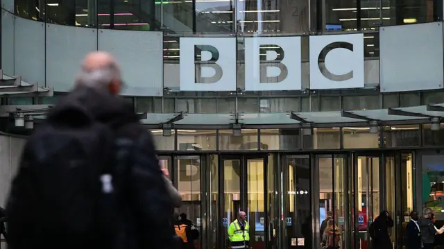 La BBC rectifica ante Trump por la edición de un discurso, pero marca límites frente a su ofensiva