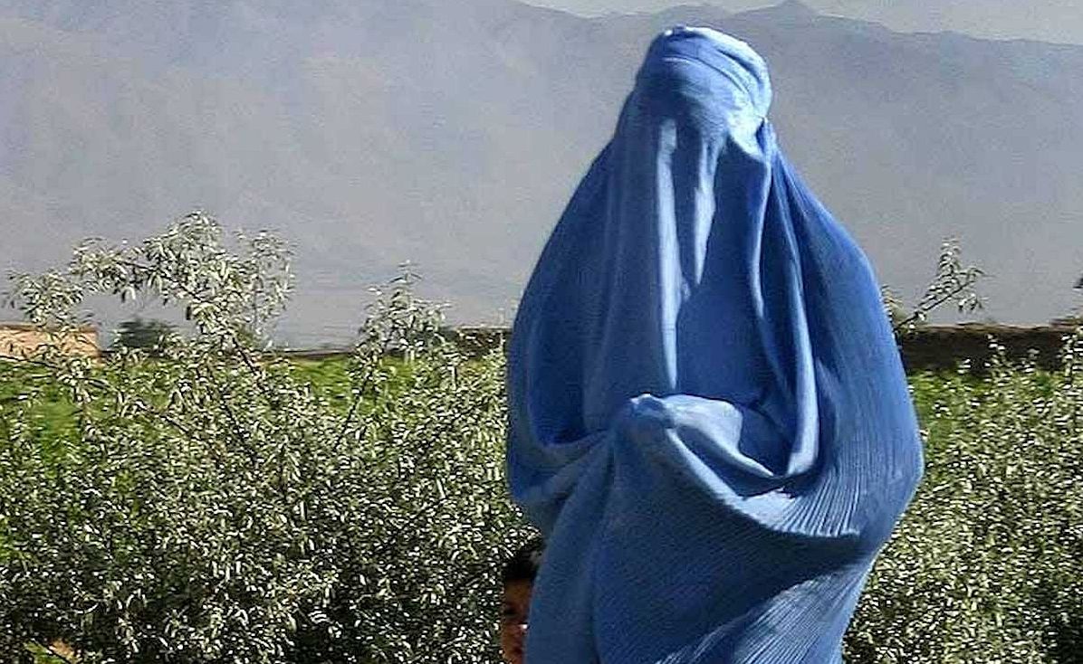 Una mujer con burka con su hijo en una imagen de archivo